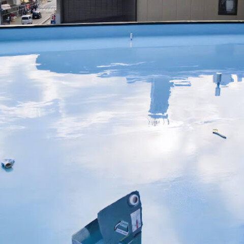 シート防水の上にウレタン防水は施工可能？重ね塗りの注意点やメリット・手順を解説