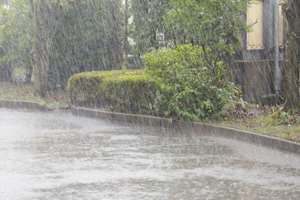 ヘーベルハウスで雨漏り？原因と修理方法を徹底解説｜依頼先の比較と業者選びのポイントサムネイル