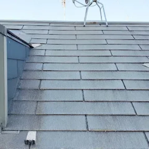 スレート屋根の「費用」「寿命」は？メリット・デメリットやリフォーム方法を解説