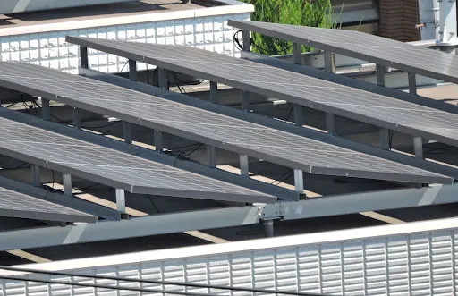 陸屋根に太陽光は設置できる？