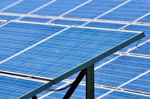 陸屋根の太陽光設置で使われる架台の種類と特徴